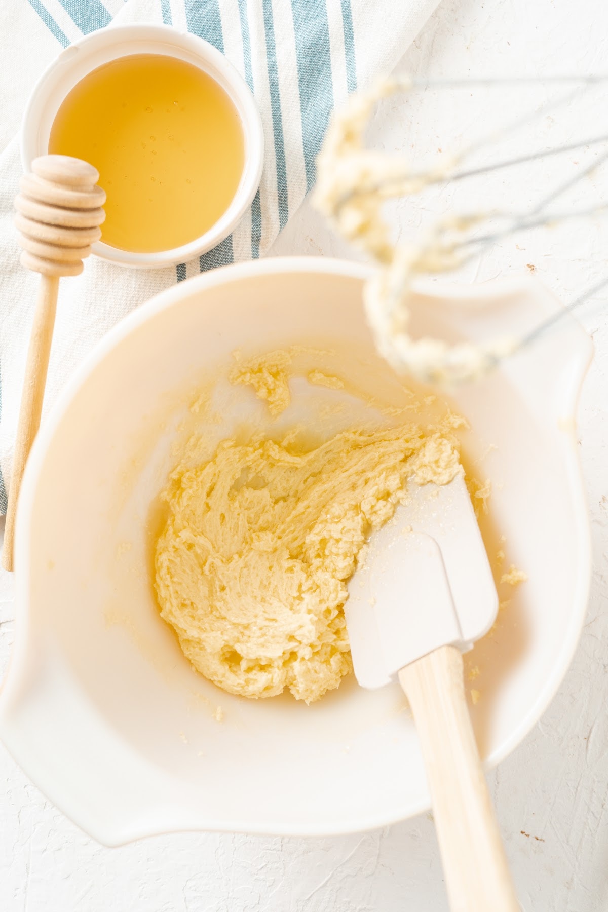 how to make whipped honey butter with a hand mixer in a bowl