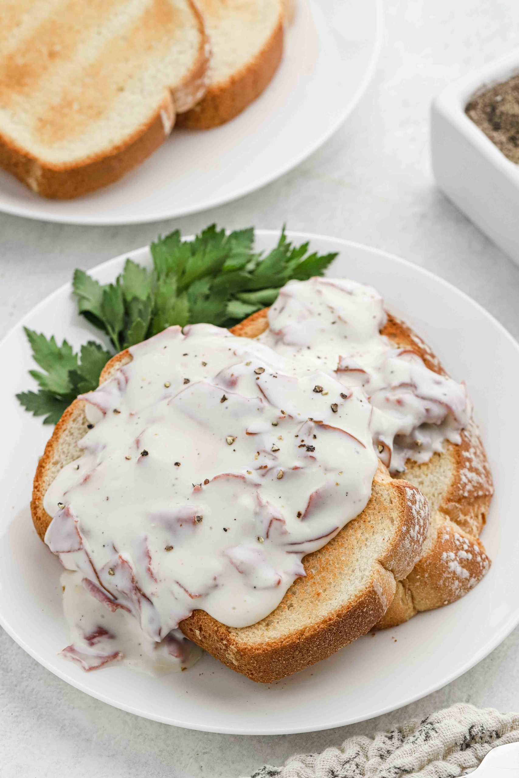 chipped beef gravy on toast, served on a plate.